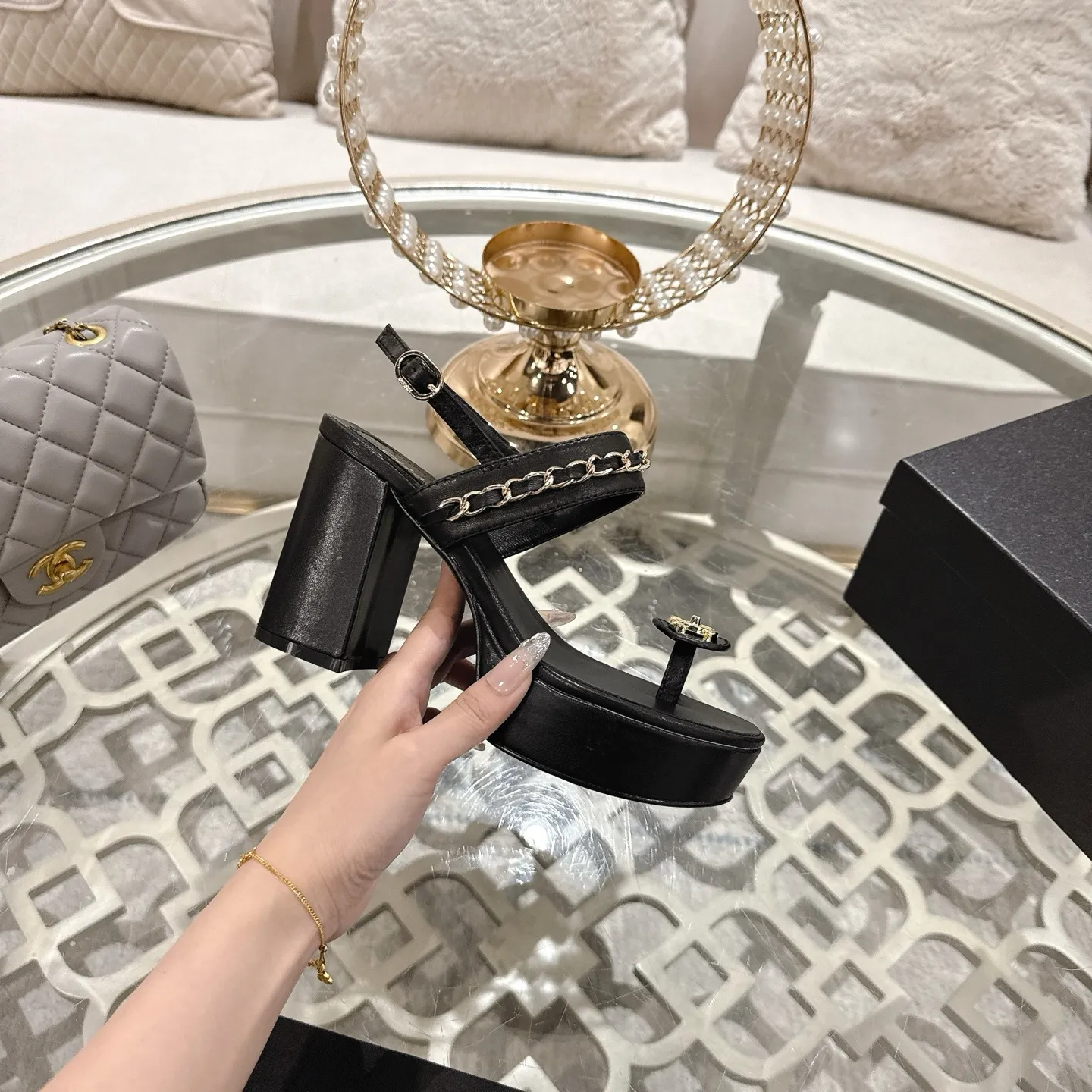 👟👟Ex-factory price 560👟👟Chanel Xiaoxiang 2025ss spring and summer latest high-heeled bucket catwalk fashion chain decoration top quality! Accurate to 1:1, light luxury without tiring the feet, the upper feet can be matched with spring and summer clothes at will, highlighting the texture and taste, simple yet luxurious appearance, even if it is just a pair of sandals, it is definitely a must-have pair in the summer shoe cabinet. Upper: imported lambskin. Lining: imported sheepskin lining. Outsole: Italian leather outsole. Heel height: 10.5cm. Size: 35-40 (40.41.42 custom-made, non-returnable)